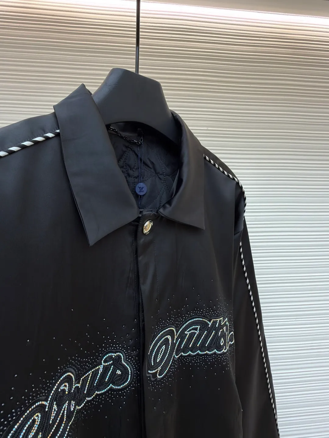 LOUIS VUITTON chest embroidered rhinestone jacket ●Original version: Purchased and developed at 22889 ●Item number: 1681600-B70 ●Material: 100% cotton ●Technology: rhinestone production ●Color: black ●Version: Fitted version ●Weight: about 740 grams ●Size: 46-48-50-52 ●Description: This Louis Vuitton jacket is made of high-quality black satin material, with a delicate texture and rich luster. The craftsmanship incorporates a variety of advanced production technologies: the eye-catching brand logo on the chest is combined with three-dimensional embroidery and hot-drilling technology. The stitching is precise and layered, highlighting the brand's unique recognition; the black and white braided belt decoration on the shoulders and sides not only increases the visual hierarchy, but also enhances the overall sense of fashion and sophistication. The neckline and cuffs are neatly cut and have smooth lines, showing a simple yet high-end style. The zipper and metal buckle have exquisite details and outstanding texture. Manual tile measurement, the error of 1-3CM is within the normal range, which is also the uniqueness of manual craftsmanship. Whether it is worn for daily wear or paired with a jacket, it can easily show fashionable taste and luxurious temperament. The overall wiring is straight and delicate, the fabric is comfortable and soft, and the color is consistent without color difference. It can be matched with the same style to create a fashionable look and control various occasions. Customized accessories, complete with three standards, same style for men and women!